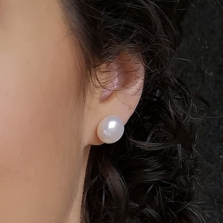 Boucle d’oreille en perle blanche, bijou classique porté à l’oreille