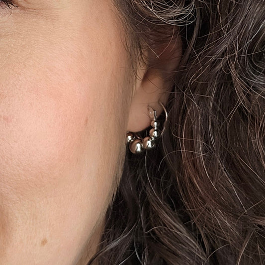 boucle d'oreille avec boule d'argent moderne et minimaliste