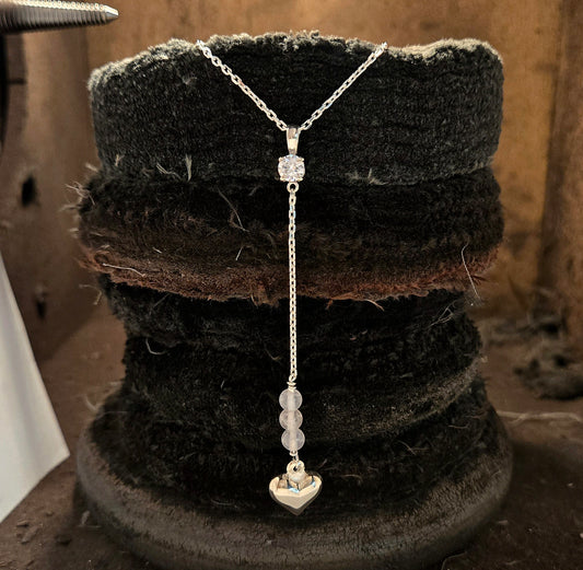 collier féminin avec un cubique zirconium avec une pendille de 4 pouces au bout un cour et quartz rose